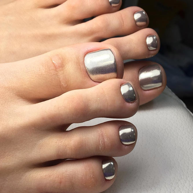 Chrome And Metallic Toe Nail Polish With A Mirror Effect #mirrornails #silvernails #chromenails #metallicnails