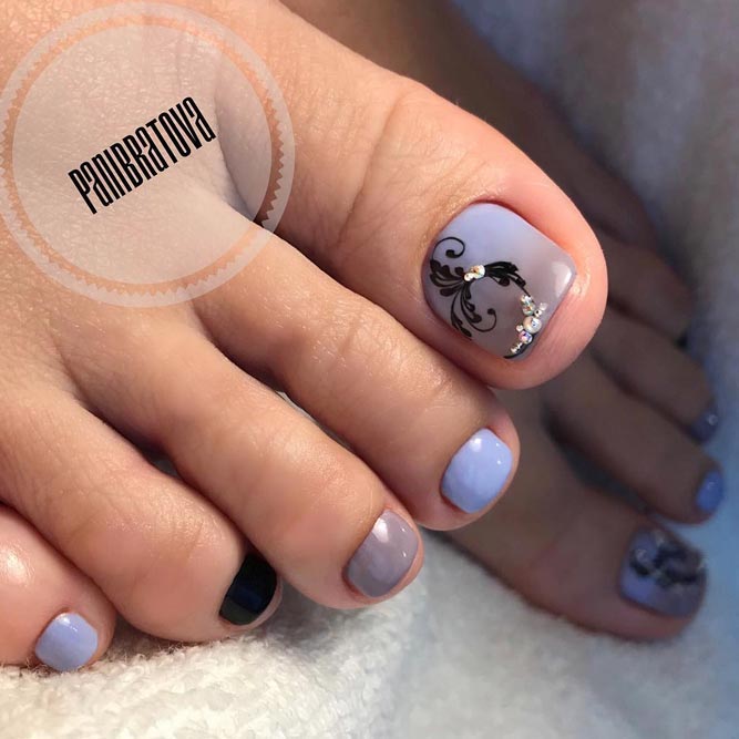 The Play Of Light And Shadow Using Ombre Technique For Your Pedicure #ombrenails #lilacnails