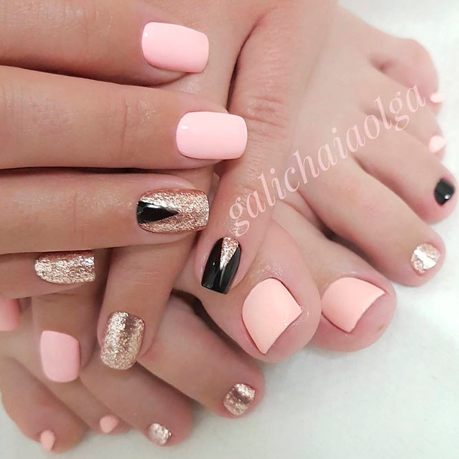 Gold Glitter Triangular Nail Arrt #glitternails #geometricnails