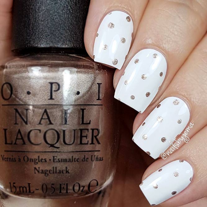 Minimalistic And Cute Holiday Nails