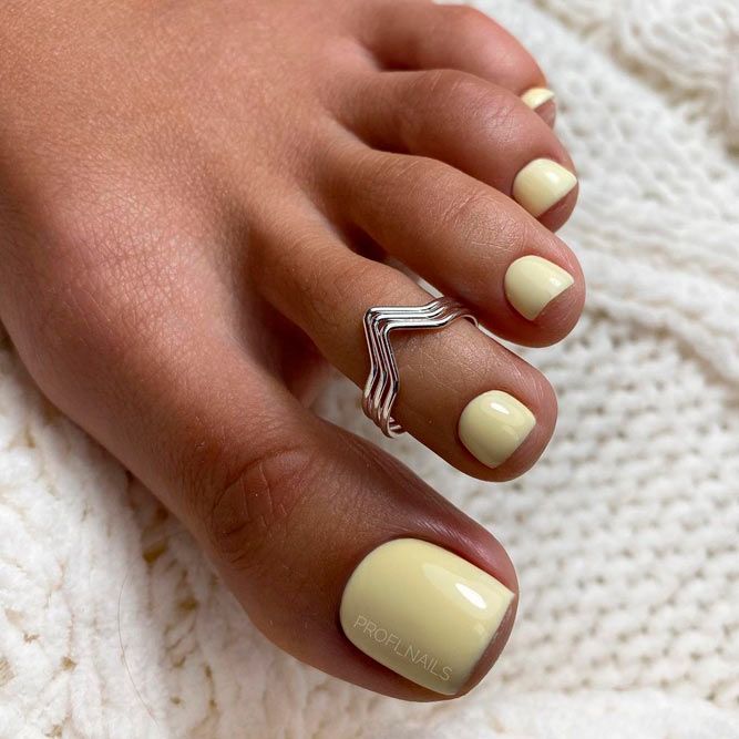 Light Toe Nail Colors To Try In Warm Season