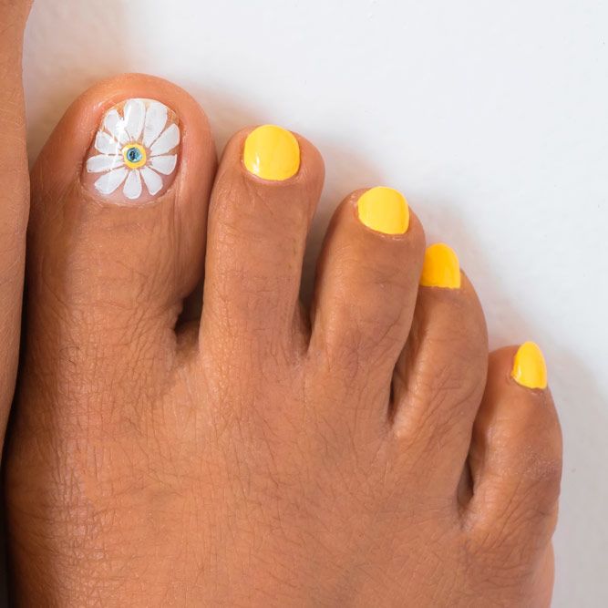 Sweet Toe Nail Designs With Floral Motifs