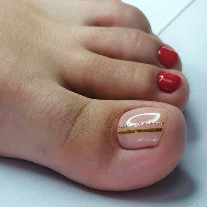 Wow Toe Nails With Gold Line