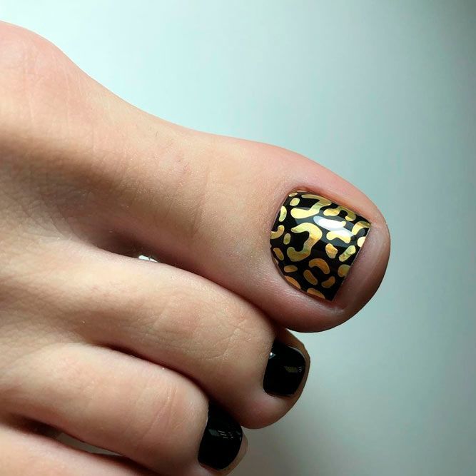Wow Toe Nails With Gold Accent