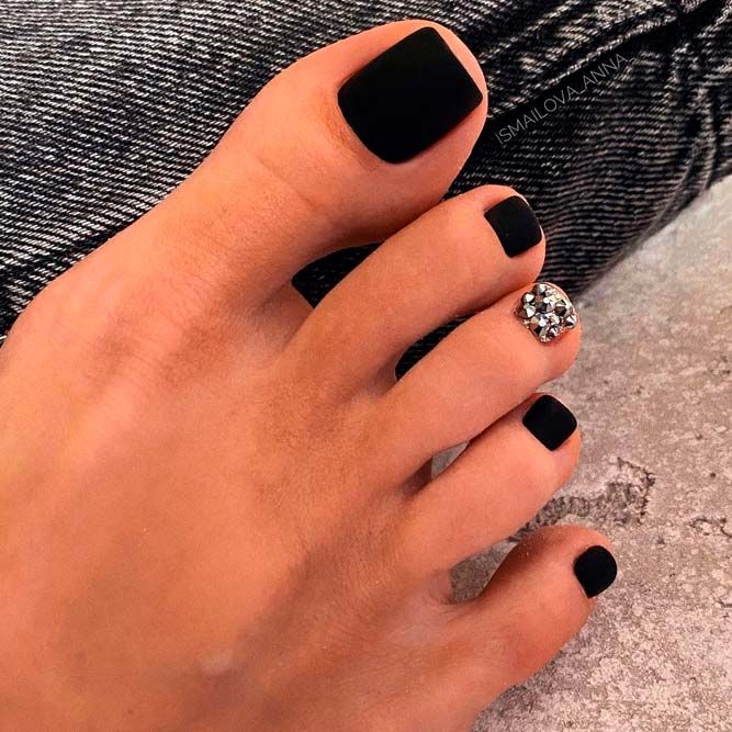Trendy Black Toe Nail Colors