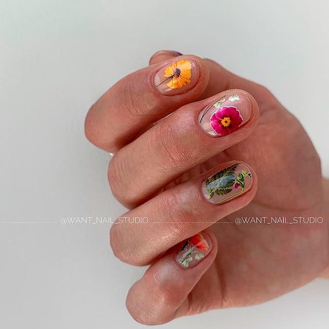 Elegant Flowers Short Gel Nails