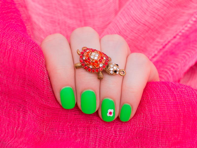 Neon Green Nails to Complete Your Unique Style