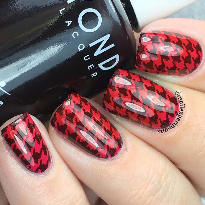 Red Nails With a Houndstooth Pattern