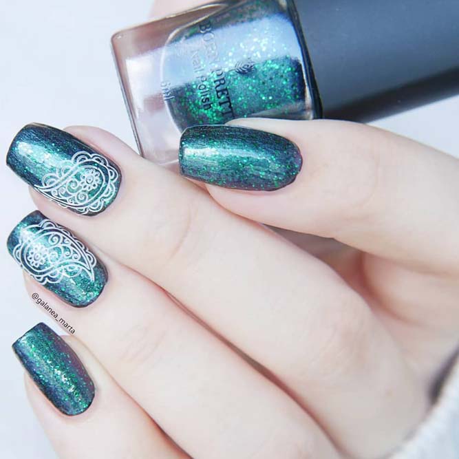 Shiny Paisley Pattern Green Nails
