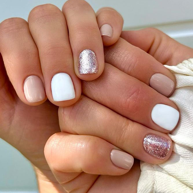 Stylish Short Nude Nails With Glitter