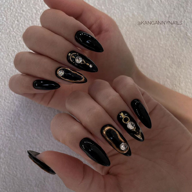 Black Nails – Modest Beauty
