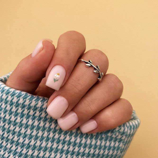 Square Nails with Floral Designs Daisy