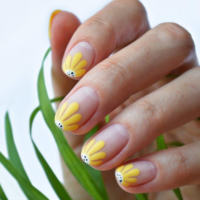 Yellow Daisies Spring Nail Designs