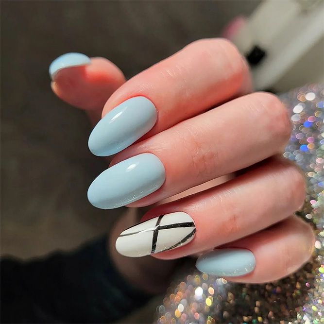 Blu Nails whith Silver Stripes