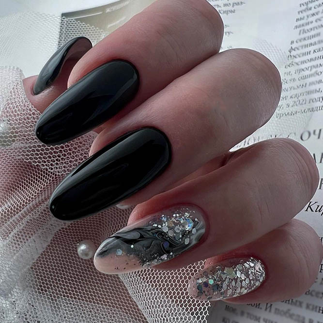 Black Sparkling Manicure 