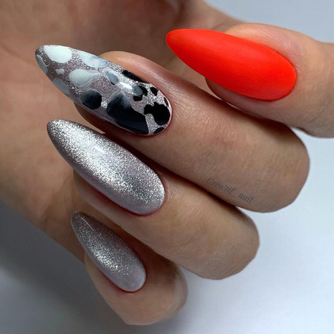 Cat Eye Accent On Nails