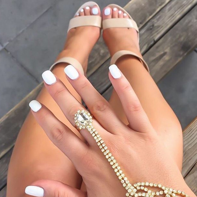 Chic Toe Nails In Pure White Color