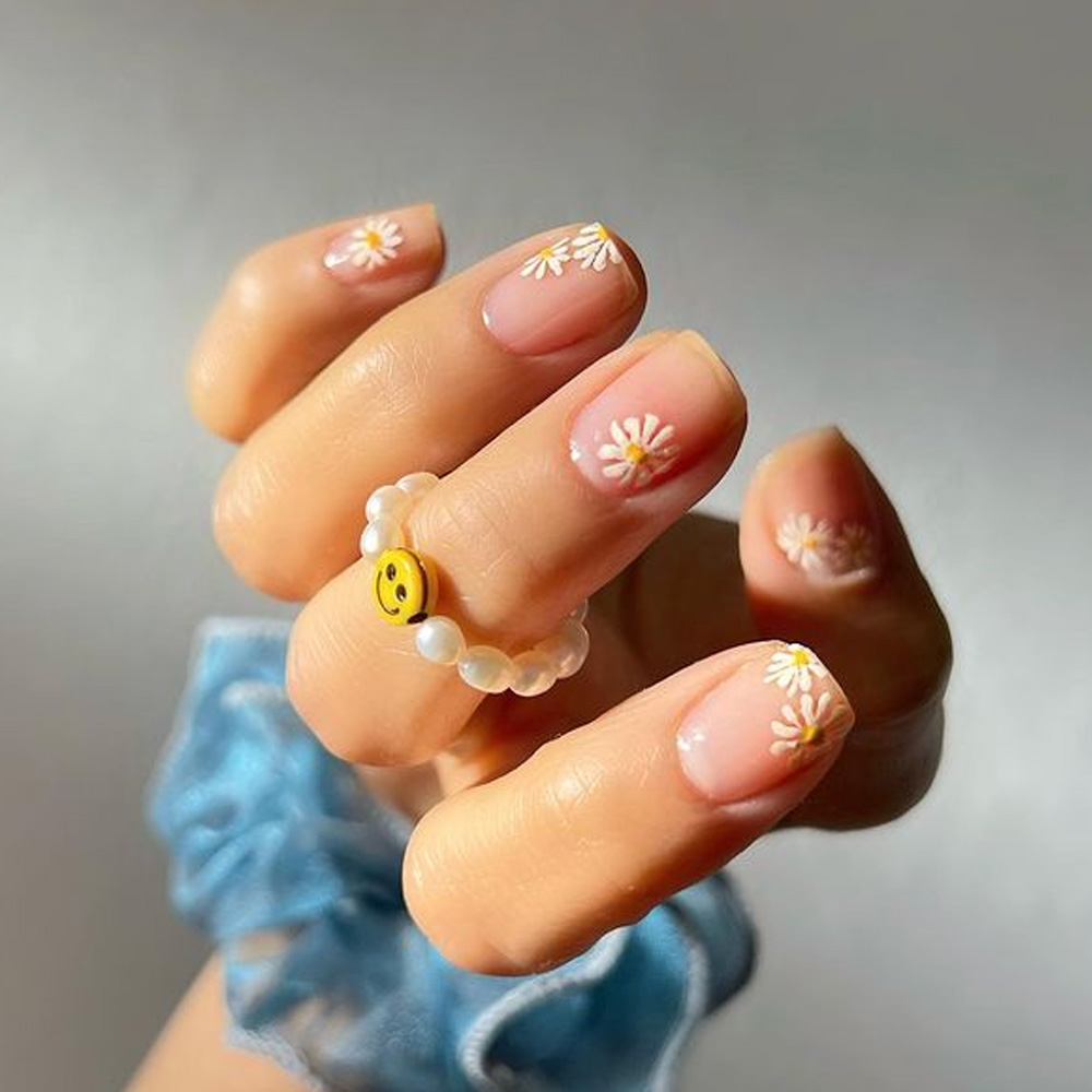 Daisies Minimalist Nail Art