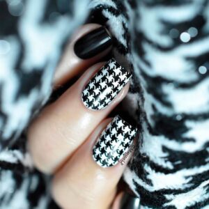 Classic Black-And-White Houndstooth Pattern Nails